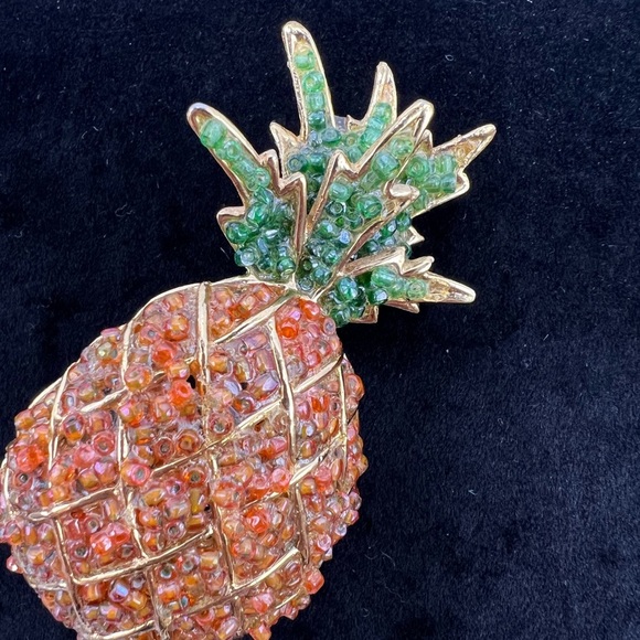 Weiss Pineapple Brooch - Picture 3 of 4